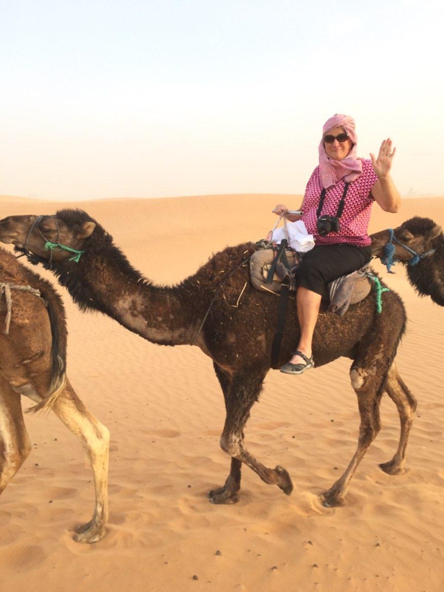 Jane Cooley在3D旅行的摩洛哥之旅中骑着骆驼.